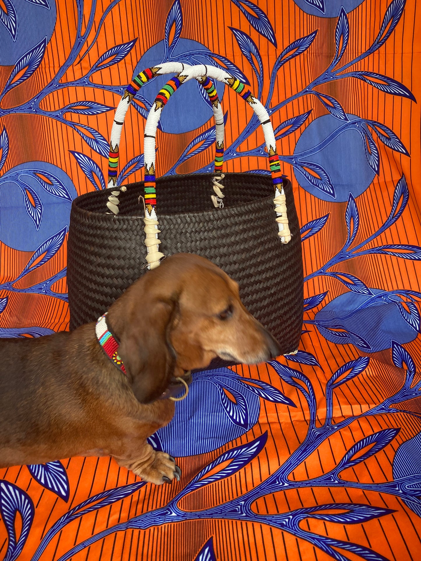 1 dark brown basket with traditional white handles